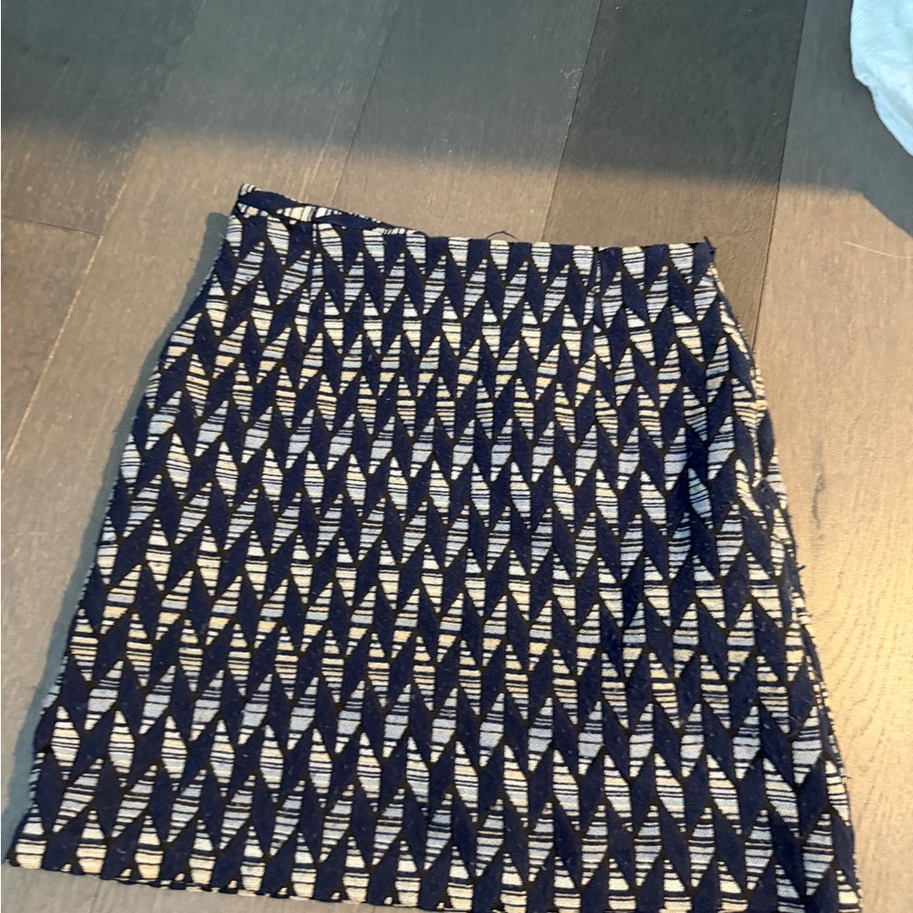Geometric Patterned mini Skirt - Picture 2 of 4